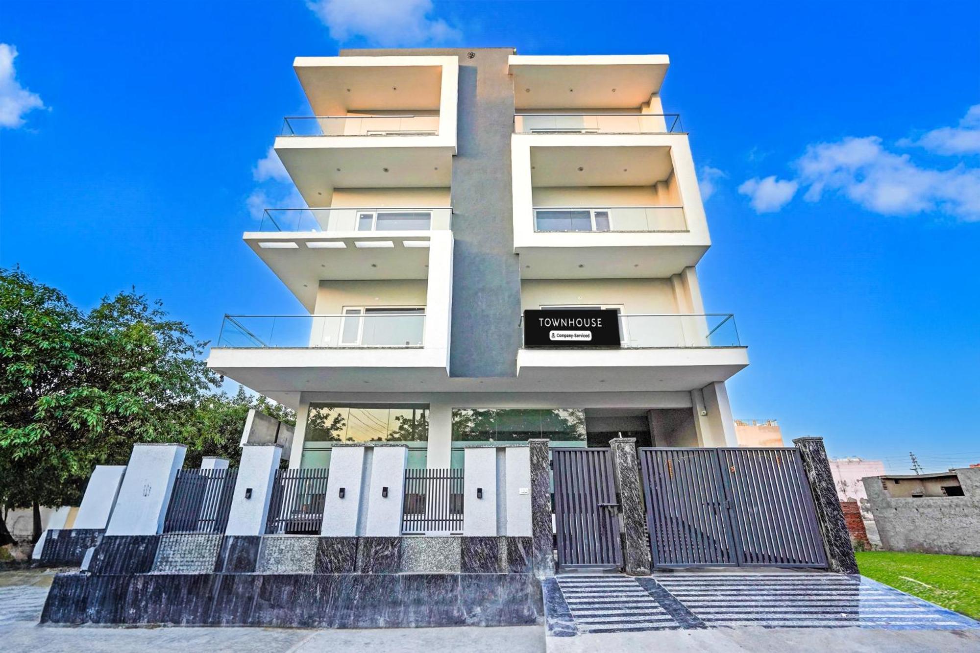 ホテル Super Townhouse Sector 86 Near Sector 83 Metro Station ノイダ エクステリア 写真