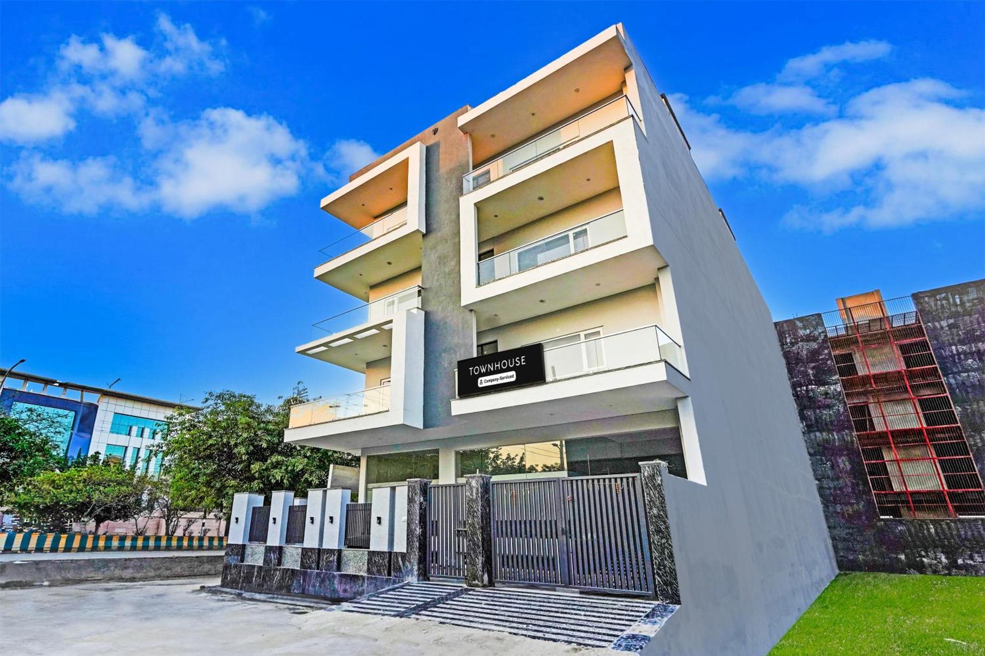 ホテル Super Townhouse Sector 86 Near Sector 83 Metro Station ノイダ エクステリア 写真