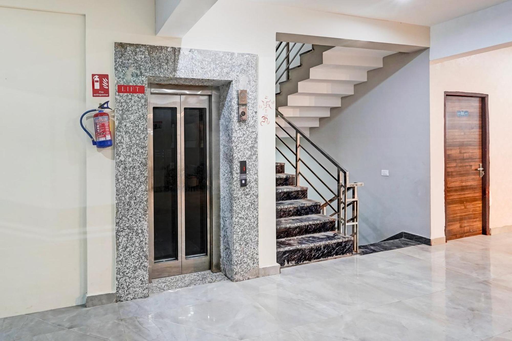 ホテル Super Townhouse Sector 86 Near Sector 83 Metro Station ノイダ エクステリア 写真